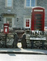 Unusual entrance to Telephone Box